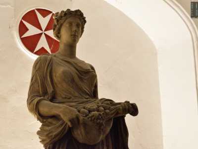 ...che ospita una statua con alle spalle lo stemma dell�Ordine di Malta (del quale la casata ha sempre fatto parte)...